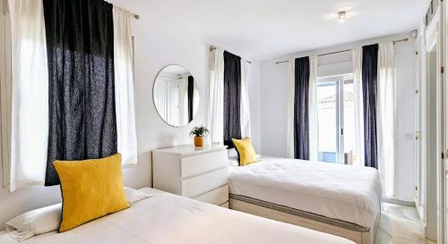 Postel nebo postele na pokoji v ubytování Los Naranjos close to Puerto Banus