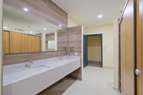 a bathroom with two sinks and a large mirror at Modern Furnished Apartments in Istanbul Basaksehir By Iradah Gayrimenkul in Basaksehir