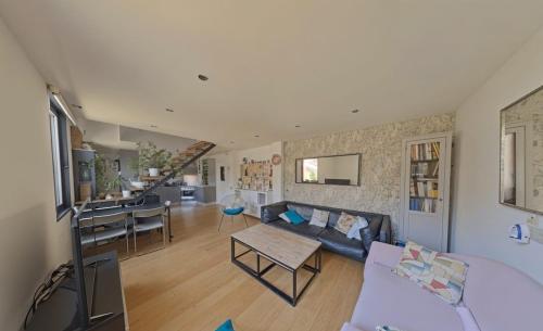 un salon avec un canapé et une table dans l'établissement Duplex atypique en centre-ville, à Montpellier