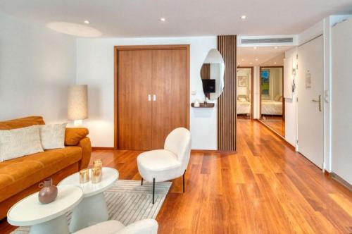 un salon avec un canapé et une table dans l'établissement Cannes 50m palais & Croisette, à Cannes