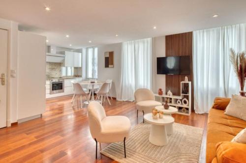 un salon avec un canapé et une table dans l'établissement Cannes 50m palais & Croisette, à Cannes