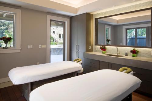 ナパにあるラ レジデンス カントリー インの病室にはベッド2台と鏡が備わります。