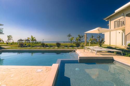 una gran piscina frente a una casa en Residences by Playa Caracol Residences, en El Quindio