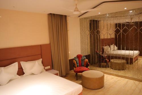 Ένα ή περισσότερα κρεβάτια σε δωμάτιο στο The Royal Suites