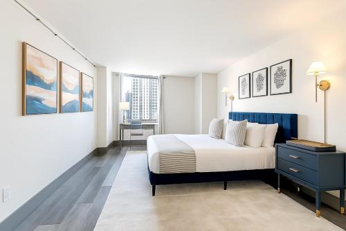 ein Schlafzimmer mit einem weißen Bett und einem blauen Schrank in der Unterkunft XL Center 1-BR Condo DWNTN Hartford Easy Parking in Hartford