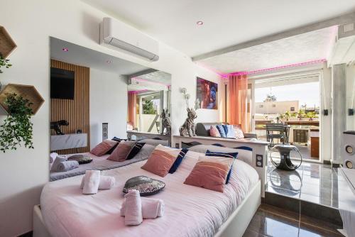 une chambre avec deux lits et une grande fenêtre dans l'établissement Village Naturiste R4N - Le Honi Port Nature Luxe, au Cap d'Agde