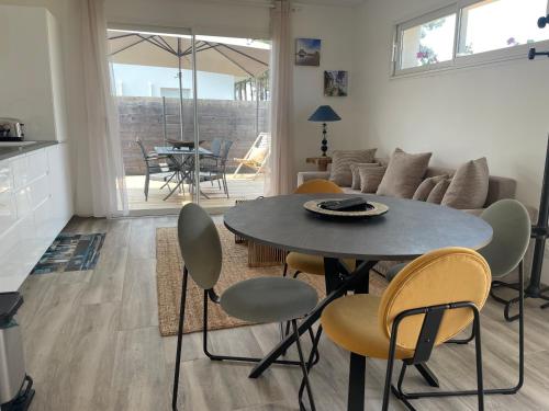 une cuisine et un salon avec une table et des chaises dans l'établissement Chambre de hote Sally, à Andernos-les-Bains