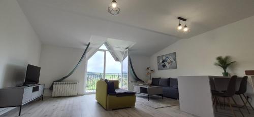 Televisyen dan/atau pusat hiburan di Mountain View Apartament Termy Chochołowskie 5 min
