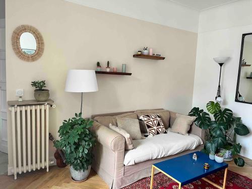un salon avec un canapé et une table dans l'établissement Charmant 2 pièces dans le quartier chic du Parc des Princes, à Boulogne-Billancourt