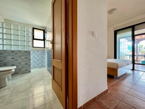 ein Bad mit WC und ein Bett in einem Zimmer in der Unterkunft Paraíso a Orillas del Mar Mediterráneo 40 in Villajoyosa