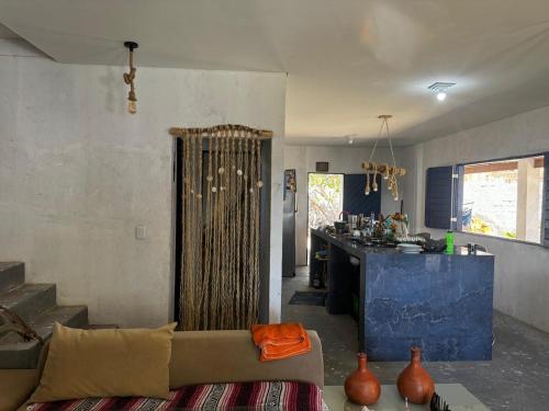 a living room with a couch and a kitchen at Casa de Veraneio in Caucaia