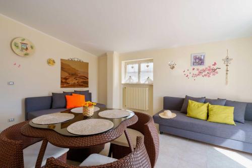 a living room with a table and a couch at B&B DANIELA! in Leporano Marina