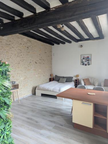 un salon avec un lit et une table dans l'établissement Studio centre ville, à Bellême