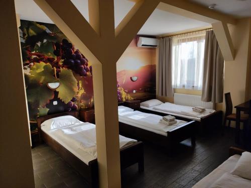 Un pat sau paturi într-o cameră la Hotel Winnica Maria Anna