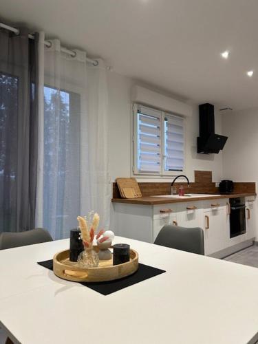 - une cuisine avec une table et un comptoir dans l'établissement Charmante maison de plain pied, à Chandai