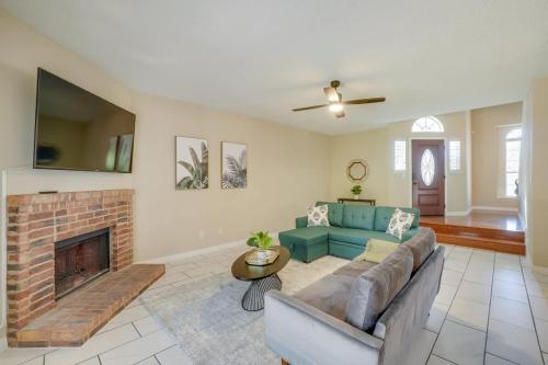 Flower MoundにあるMelody Home near Grapevine DFW Airport w backyardのソファと暖炉のあるリビングルーム