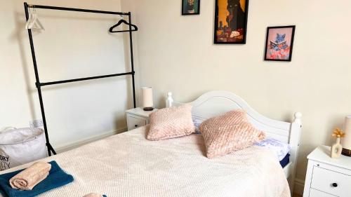 una camera da letto con un letto con due cuscini sopra di The Bristol Vault a Bristol