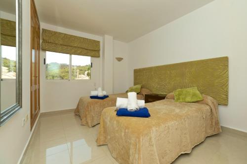 Postel nebo postele na pokoji v ubytování Los Olivos Three Bedroom Penthouse La Manga Club RPM012