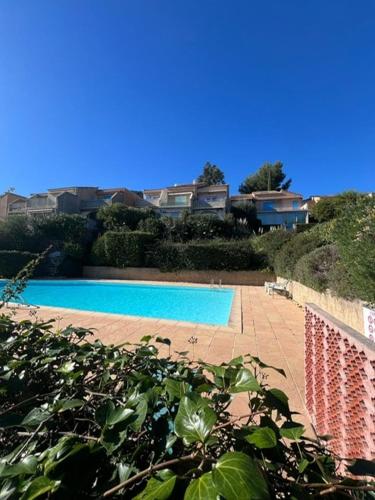 une piscine devant une maison dans l'établissement T3 vue mer avec piscine, à Cavalaire-sur-Mer