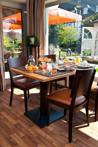 una mesa de madera con comida encima en BB Landhotel Hütter, en Meschede
