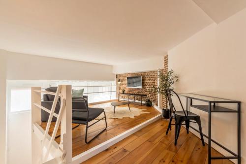 un salon avec un bureau et une table dans l'établissement Atypical flat in the centre of Lille., à Lille