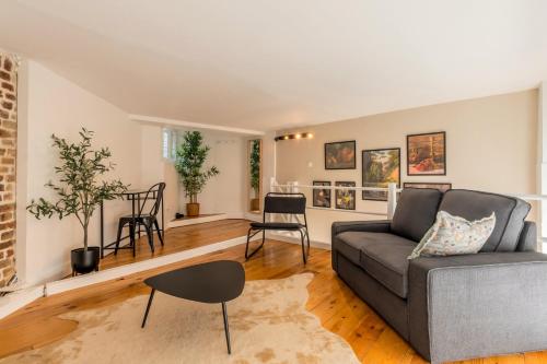 un salon avec un canapé et une table dans l'établissement Atypical flat in the centre of Lille., à Lille