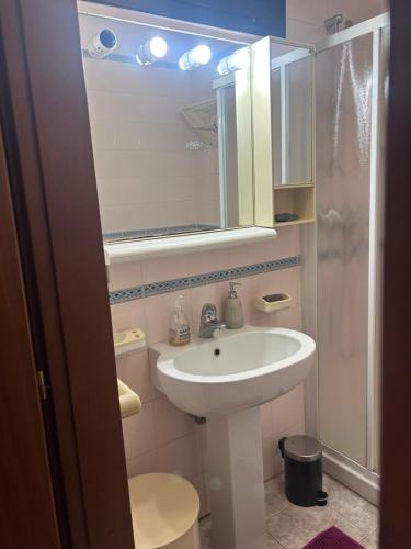 un bagno con lavandino e specchio di Casa Marilia a Livorno
