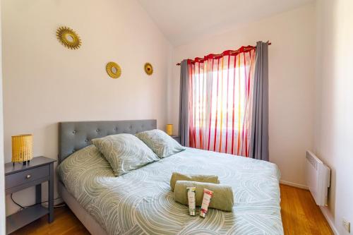 - une petite chambre avec un lit et une fenêtre dans l'établissement A Deux pas de la Mer, à Bandol