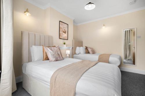 two beds in a hotel room with two beds at Stylish Four Bedroom House - Garden - Parking - Great Barr 110F in Birmingham