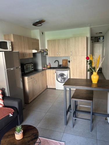 une cuisine avec une table et une salle à manger dans l'établissement Golf Juan Riviera, piscine, 5min plage, à Vallauris