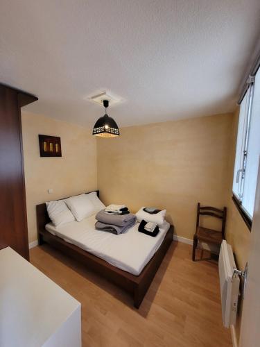 une chambre avec un lit et un lustre dans l'établissement Appartement 2 pièces - un petit coin de paradis, à La Grande Motte