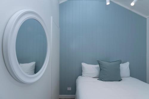 Cama o camas de una habitación en Small Stays at The Quarters