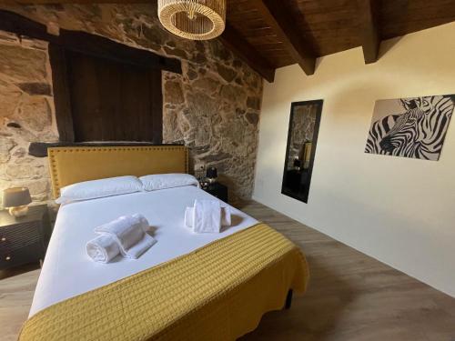A bed or beds in a room at Ecolagar O Barqueiro