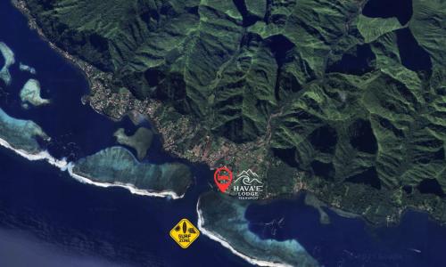 a map of the island of maui with a hazard sign at Hava'e Lodge TEAHUPOO in Teahupoo