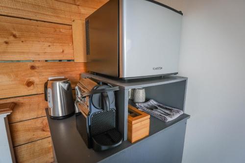 eine Küchentheke mit einer Mikrowelle darauf in der Unterkunft Le Cottage de la Doucette in Paimpont