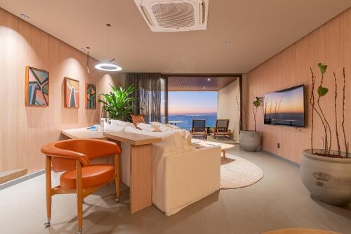Телевизор и/или развлекательный центр в Gorges Residence Salvador