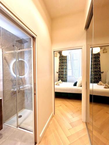 une salle de bain avec douche et une chambre avec un lit dans l'établissement Old Town Vibes - 5min to Sea - AC & Breakfast, à Nice