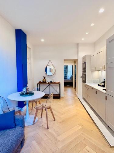 une cuisine et un salon avec une table et un canapé dans l'établissement Old Town Vibes - 5min to Sea - AC & Breakfast, à Nice