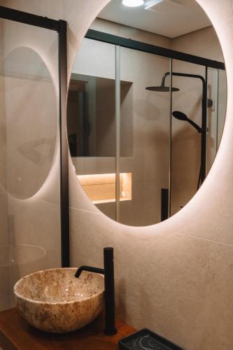 Un baño con un lavabo de piedra y un espejo. en Rosal Country Village, en Ponte de Lima