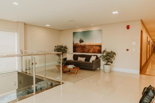 CustódiaにあるHotel do Sertãoのソファと階段のあるリビングルーム