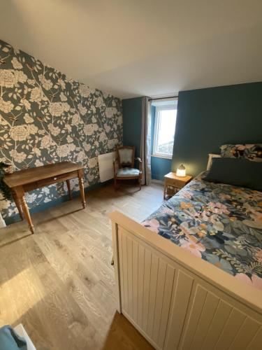 une chambre avec un lit, un bureau et une fenêtre dans l'établissement Maison l'or du temps gite Les Vignes, à La Boissière-de-Montaigu