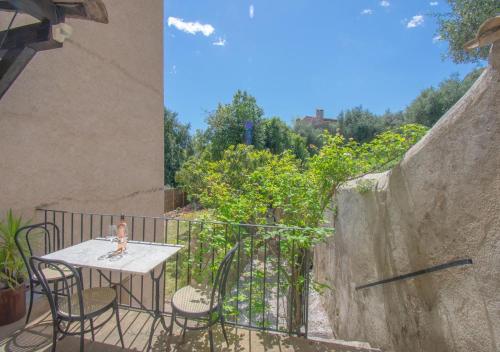 a table and chairs on the balcony of a house at Chez Germaine et Constant 6 pers grand jardin in Seillans
