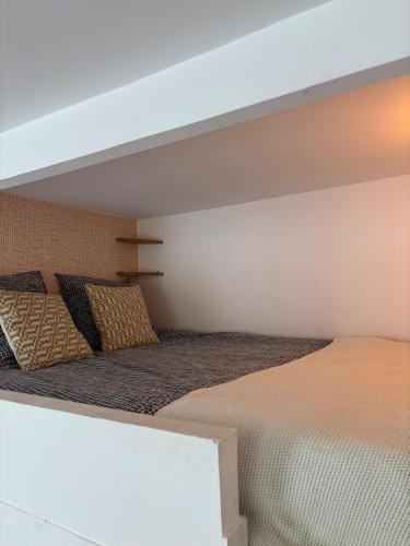 une chambre avec deux lits dans une pièce dans l'établissement Le Carré D'Opéra, à Marseille