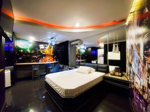 a bedroom with a bed and a bar in it at Lina Motel Tatuapé in Sao Paulo