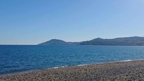 une grande étendue d'eau avec des montagnes en arrière-plan dans l'établissement App le palais d'été, à Argelès-sur-Mer