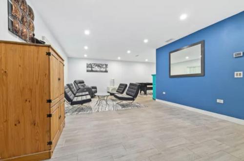 a living room with chairs and a blue wall at Little heaven in Spring Hill in Spring Hill