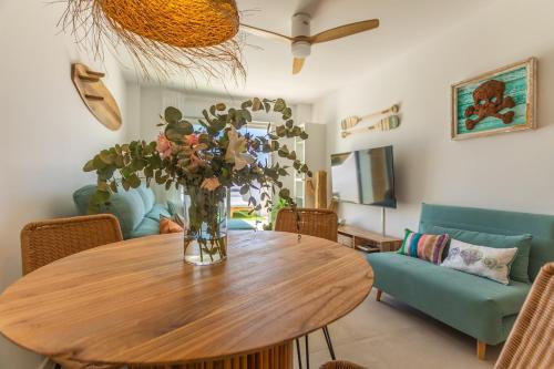 Apartamento con terraza, piscina y parking