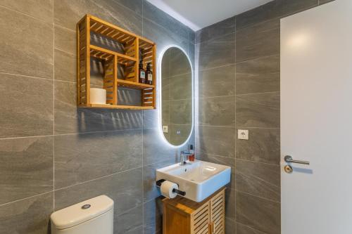 Apartamento con terraza, piscina y parking