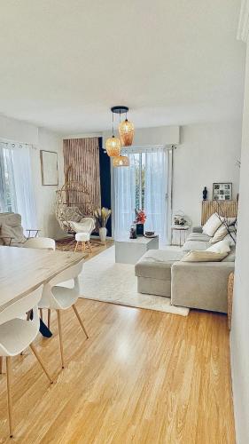 un salon avec un canapé et une table dans l'établissement Grande Maison Cosy à St Pierre Du Mont, à Saint-Pierre-du-Mont