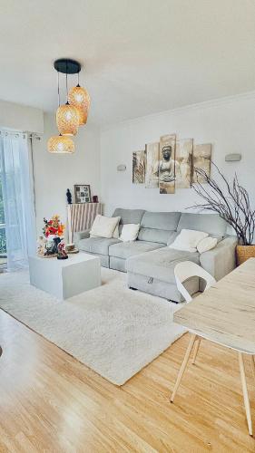 un salon avec un canapé et une table dans l'établissement Grande Maison Cosy à St Pierre Du Mont, à Saint-Pierre-du-Mont